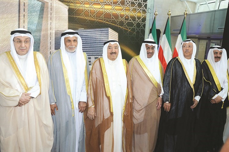 صاحب السمو الامير متوسطا المستشار يوسف المطاوعة والمستشار ضرار العسعوسي وعددا من الحضور 