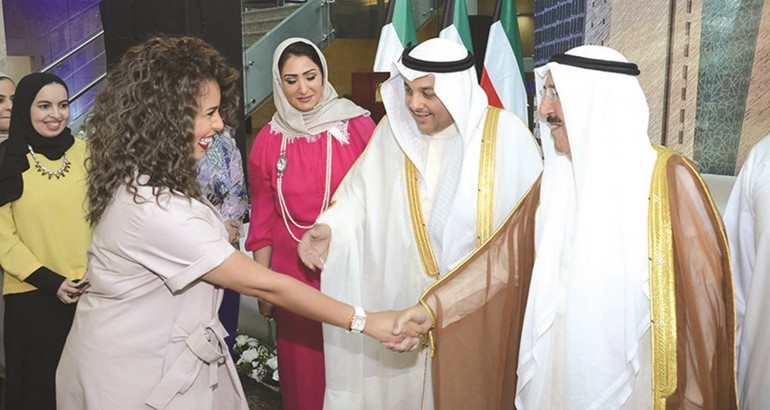 صاحب السمو الامير مصافحا مستقبليه 