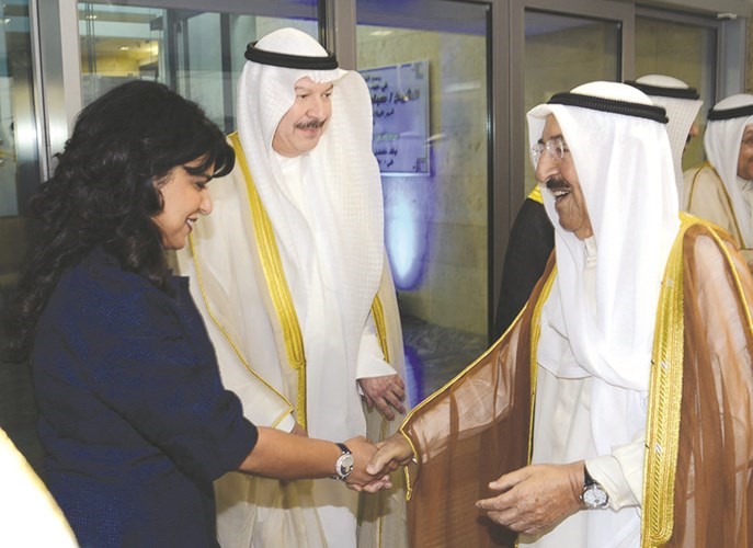 صاحب السمو الامير مصافحا احدى المشاركات بحضور عبد اللطيف السريع 