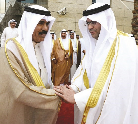 سمو ولي العهد مصافحا عبدالعزيز اسحق 
