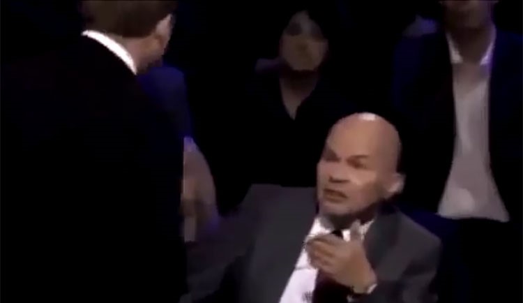بالفيديو.. صحفي يضرب محللاً سياسياً على الهواء مباشرة