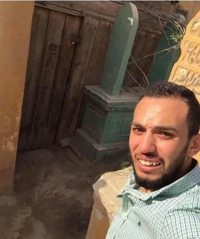 صورة: توفيت خطيبته ..فالتقط "سيلفي" مع قبرها وفطر قلوب المغردين 