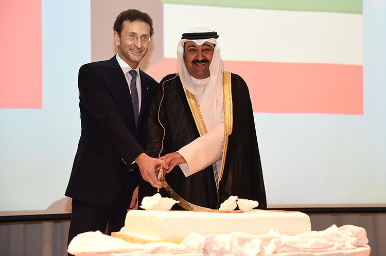 -السفير وليد الخبيزي يشارك السفير الايطالي جيوسيبي سكونياميليو قطع كيكة الاحتفال