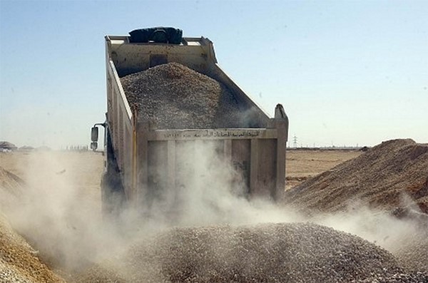 شاحنة رمل تدفن سائقها بعد انشغاله بالهاتف أثناء تفريغها في السعودية