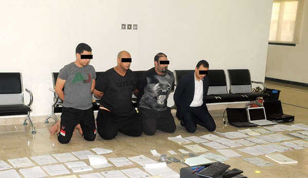 التشكيل العصابي في مقر المباحث الجنائية وامامهم جانب من المضبوطات