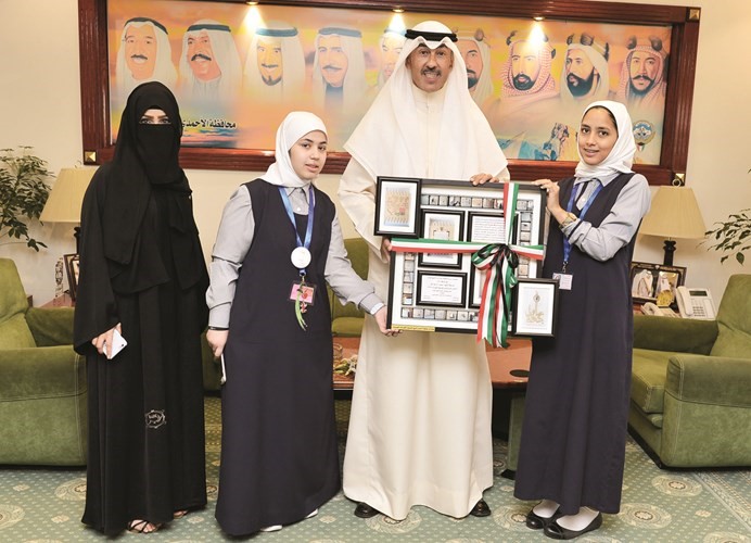 الشيخ فواز الخالد مستقبلا وفد ثانوية فاطمة بنت اسد