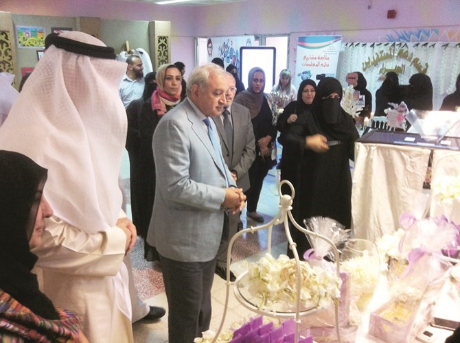 د بدر العيسى خلال جولته في معرض مدرسة فاطمة بنت الحسين امس ﻿