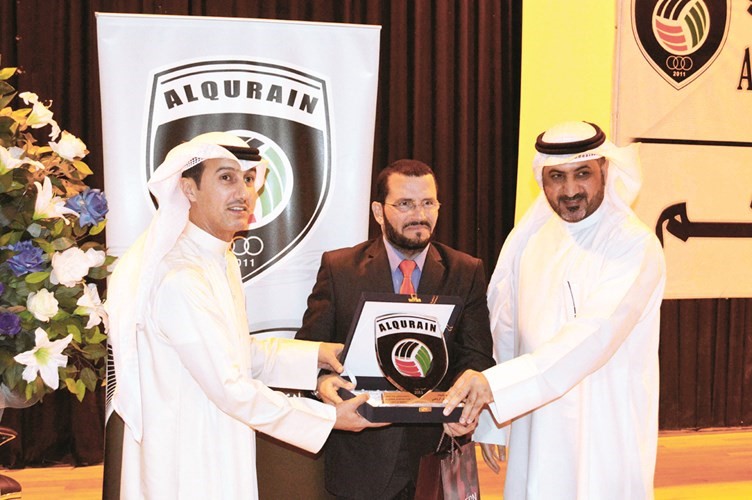 الشريع يقدم درعا تذكارية لحجي﻿