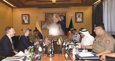 الشيخ خالد الجراح خلال لقائه وزير الدولة للقوات المسلحة البريطانية بيني موردنت﻿
