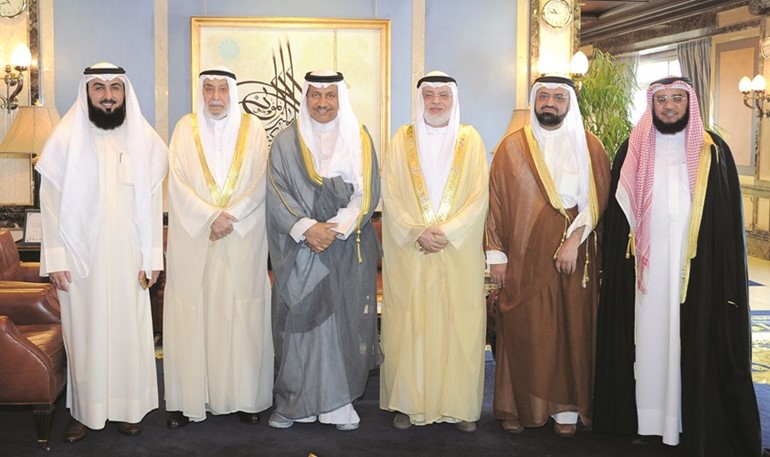 سمو رئيس مجلس الوزراء الشيخ جابر المبارك متوسطا دخالد المذكور وعددا من اعضاء هيئة التدريس بكلية الشريعة﻿