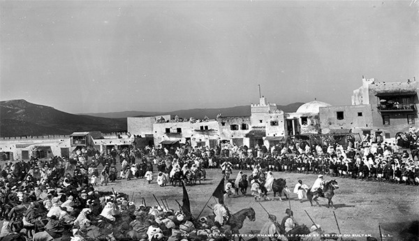 اما هذه الصورة، فتكشف كيف كان السلطان وابنه يخرجان خلال فترة الصوم الى ساحة تطوان في المغرب عام 1885، ويجولان في المدينة، قبل حلول موعد الافطار