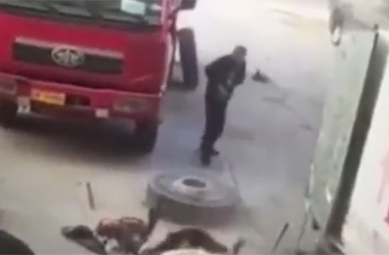 بالفيديو.. انفجار إطار شاحنة يقذف عامل الصيانة في الهواء