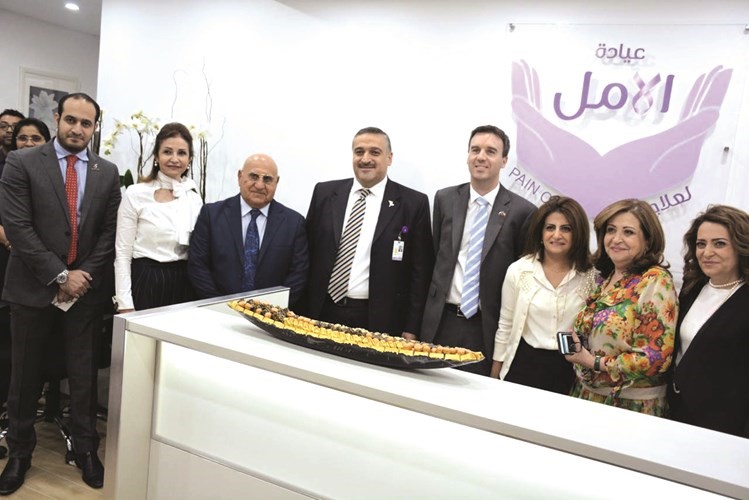 المتبرعة ليلى العبيدي مع د احمد العوضي ود ايمان الديري والسفير الاسترالي وعدد من الحضور﻿