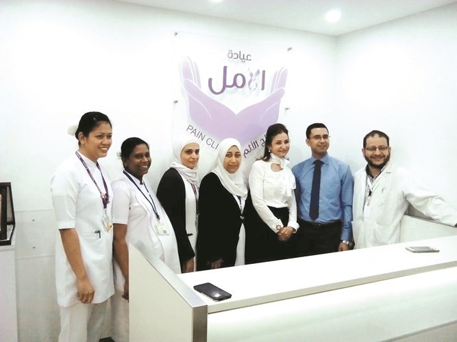عدد من افراد طاقم العمل في المركز﻿