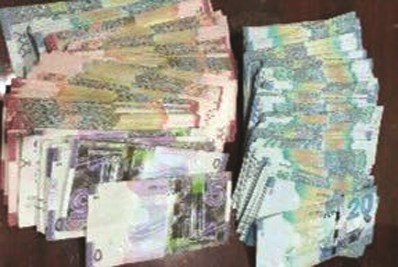 العملات الكويتية التي اخفتها الوافدة في امتعتها﻿