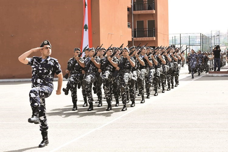 تخريج الدفعة الاولى من دورة الرقباء المتمرنين في ثكنة الرائد الشهيد وسام عيدعرمونمحمود الطويل