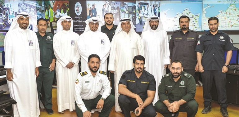 فريق العلاقات العامة في بنك الكويت الوطني في صورة جماعية مع فريق الطوارئ الطبية