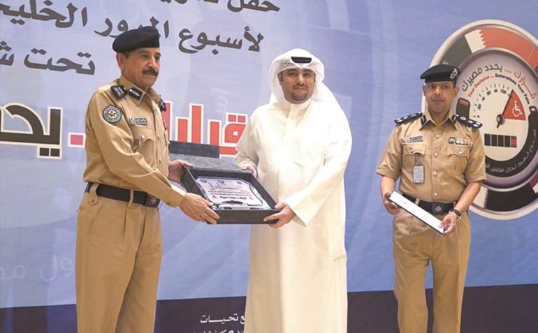 عبدالله المهنا يسلم يوسف الرويح درع التكريم﻿