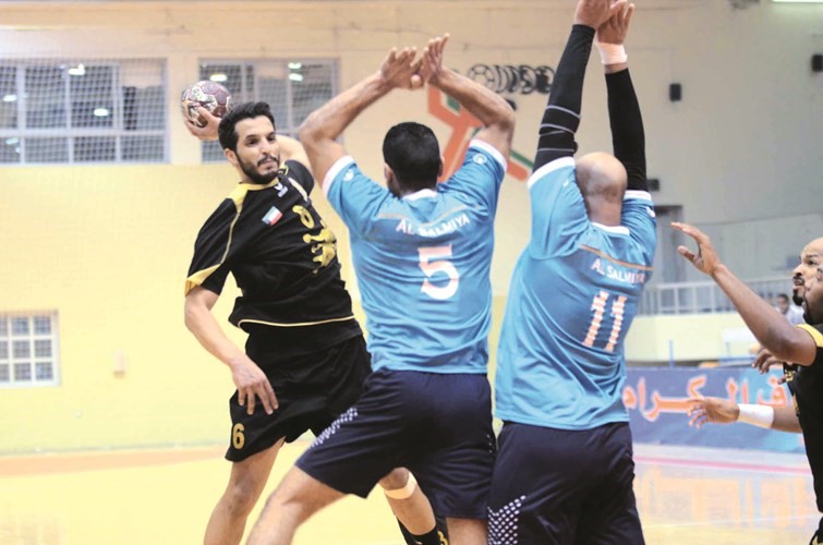 محمد متعب لاعب برقان مخترقا دفاع السالمية﻿