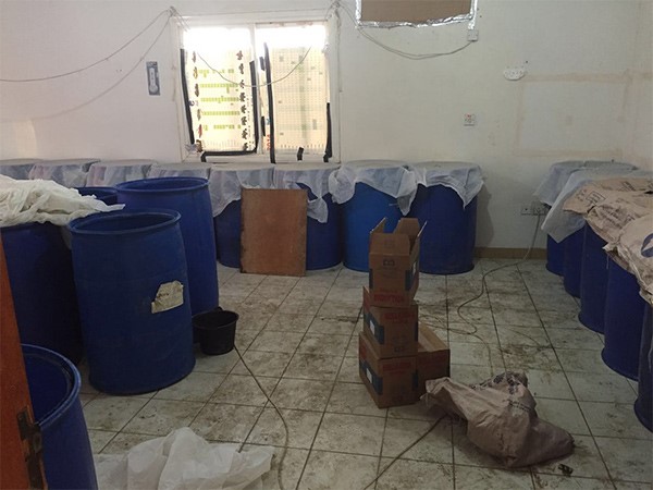 مداهمة مصنعين للخمور المحلية في خواجير الهجن والوفرة
