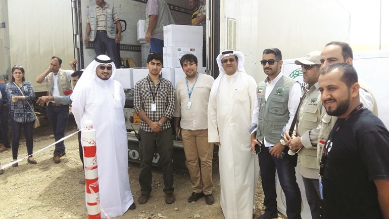 القنصل دعمر الكندري وعدد من المشاركين في الحملة الانسانية