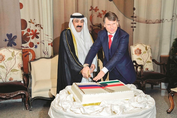 السفير وليد الخبيزي والسفير الروسي يقطعان كعكة الحفل 