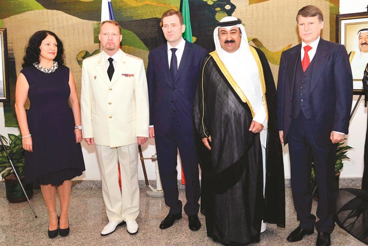 السفير الخبيزي يقدم التهاني بالعيد الوطني الروسي شانافاس قاسم