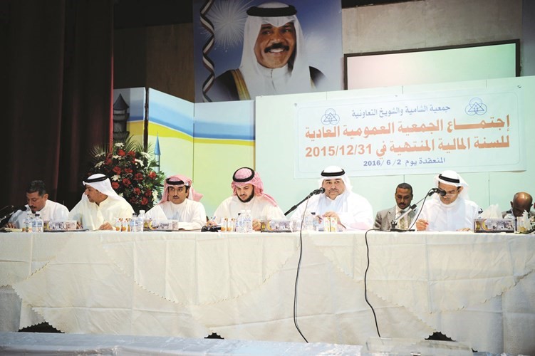خالد القطامي واعضاء مجلس الادارة خلال اجتماع الجمعية العمومية