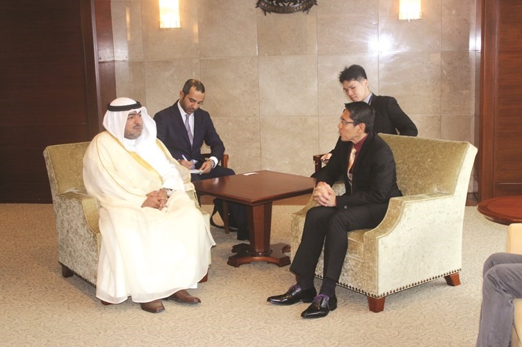 الشيخ ثامر العلي خلال اجتماعه مع وزير الدولة لشؤون الدفاع والخارجية بسنغافورة د محمد بن عثمان﻿