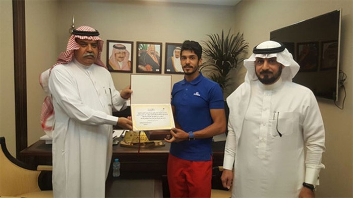 بالصور.. سعودي بنى بيته بيده وأحدث ثورة في مواقع التواصل !