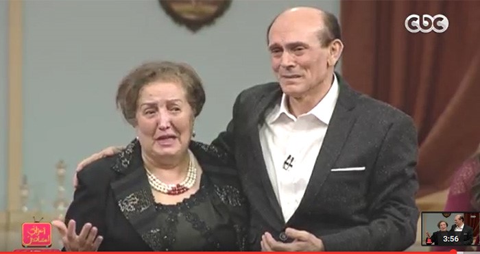 بالفيديو.. اعلامي مصري يحقق أمنية مؤثرة لسيدة سورية.. والجمهور يبكي على الهواء !