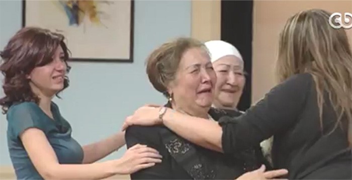 بالفيديو.. اعلامي مصري يحقق أمنية مؤثرة لسيدة سورية.. والجمهور يبكي على الهواء !