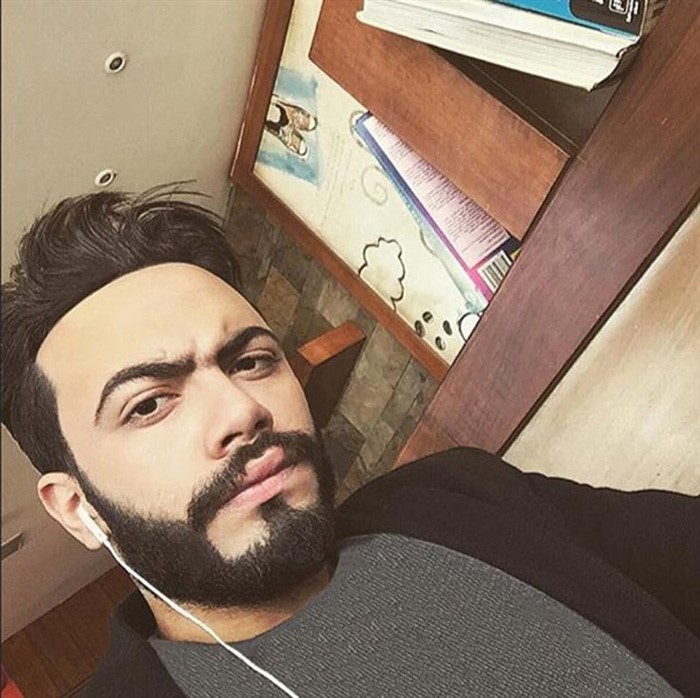 بالصور.. شبيه تامر حسني "صورة طبق الأصل".. احكم بنفسك 