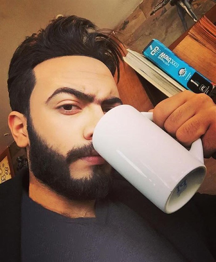 بالصور.. شبيه تامر حسني "صورة طبق الأصل".. احكم بنفسك 