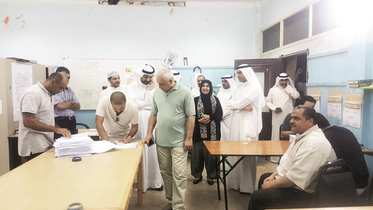 د بدر العيسى متفقدا الكتترول ﻿