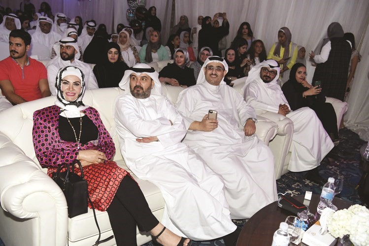 الزميل ثامر الدخيل في مقدمة حضور الحفل﻿