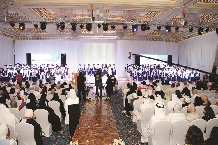 طالبات المدرسة اثناء طابور عرض الخريجات﻿