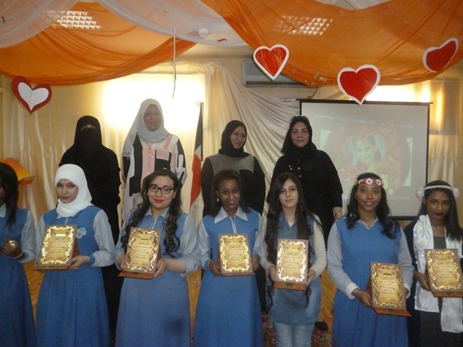 عدد من الطالبات المكرمات مع قيادات المدرسة﻿