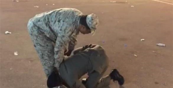 بالفيديو.. لحظة مؤثرة لضابط سعودي يقبل قدمي والده