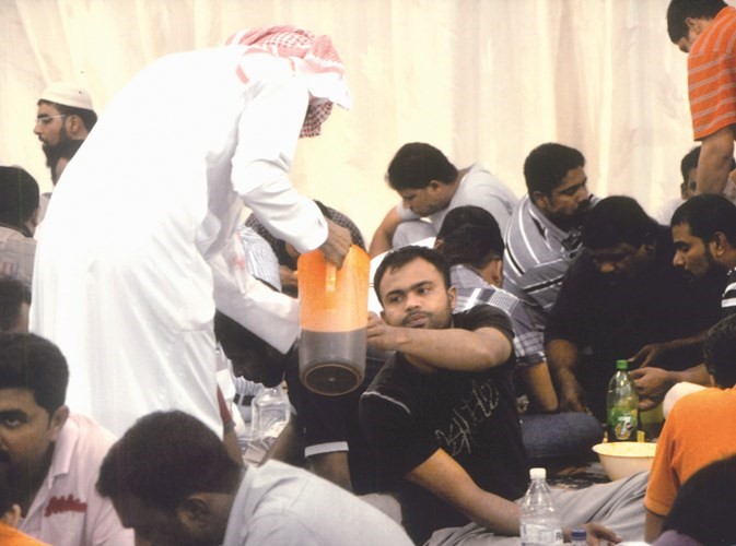 خالد شميس يوزع العصائر على الصوام﻿