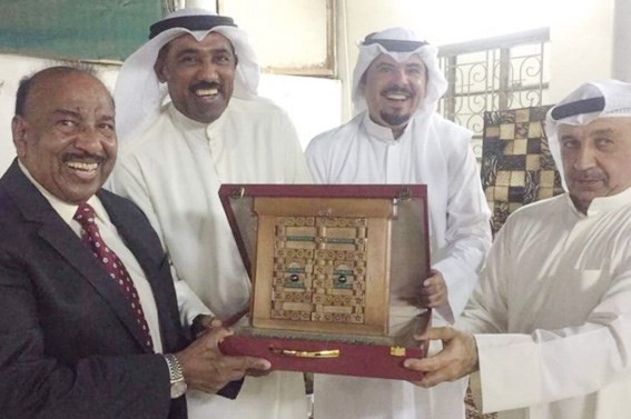 شيخ المعلقين خالد الحربان يتسلم التكريم﻿