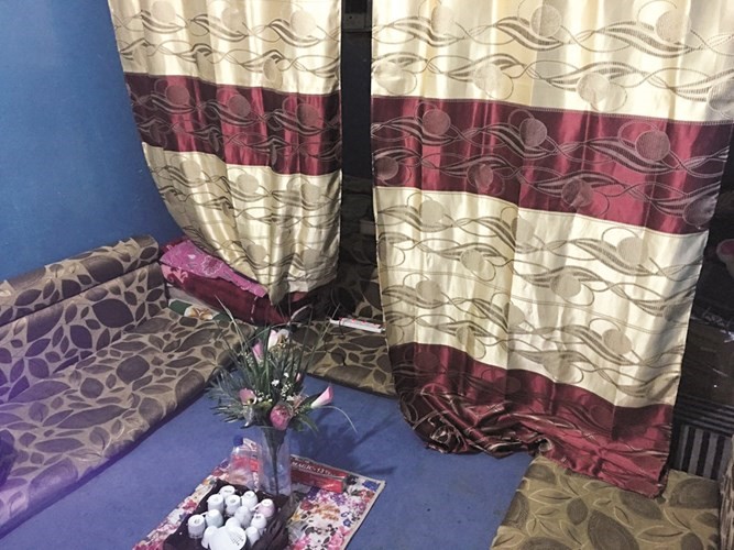 من هنا يدخل الزبائن ليجدوا بائعات الهوى والاجواء الرومانسية 