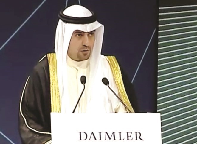 الوزير انس الصالح خلال القاء كلمته في حفل دايملر اللقطة من اليوتيوب﻿
