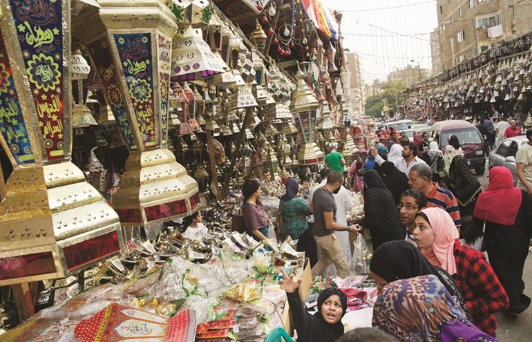 مصريون خلال جولة في منطقة السيدة زينب في القاهرة لشراء فانوس رمضان اپ