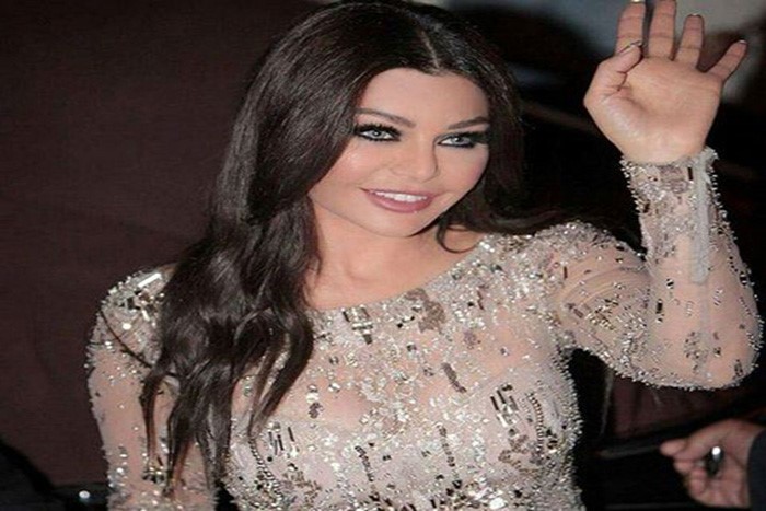 بالصور.. هيفاء وهبي تنافس الفرسان على ظهر حصان