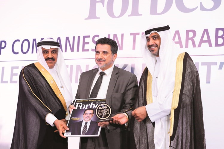 الشيخ محمد العبدالله يسلم جائزة ياكو الى دبدر الطريجي 