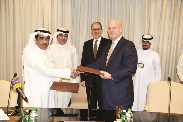  الوزير ياسر ابل وبدر الوقيان والسفير دوغلاس سيليمان وجيمس ادوارد خلال توقيع العقداحمد علي﻿