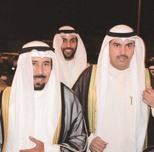 عبدالعزيز القفيدي مستقبلا الشيخ علي الجابر والشيخ صباح علي الجابر
