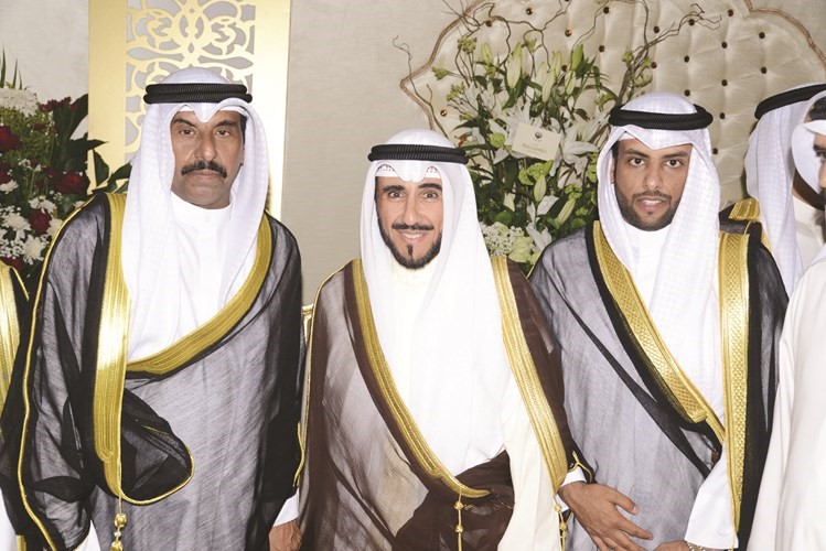 الشيخ مشعل مبارك العبدالله متوسطا المعرس ارشيد القفيدي ووالده سعود القفيدي