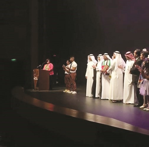 الوفد الاماراتي يتسلم جائزة سيمفونية مهرة ﻿